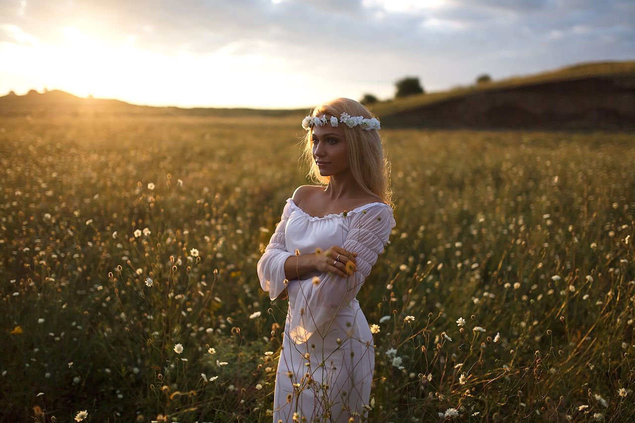 Girls in Slavic costumes in Amritsar